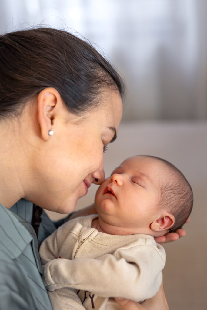 Madre besando a su bebé recién nacido